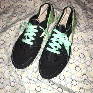 Women Nike huaraches gently used